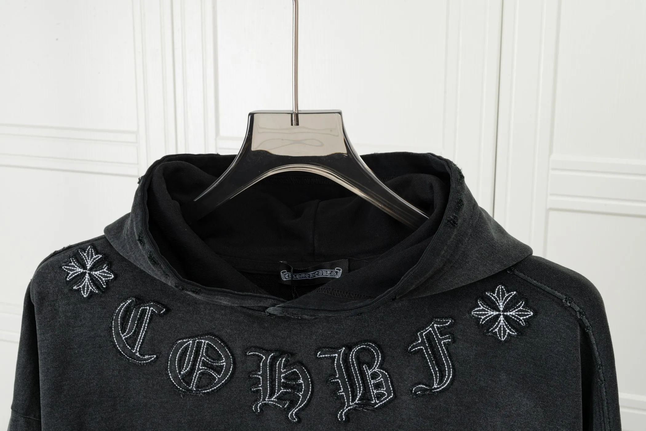 P320 𝗖𝗵𝗿𝗼𝗺𝗲 𝗛𝗲𝗮𝗿𝘁𝘀/Cro Heart 2025 Cross Patch Embroidery Summer New Original Single Counter American Acid Washed Distressed Laser Burnt Patch Embroidery Couple Casual Hooded Sweatshirt Customized fabric 440g tripe terry fabric! American acid-washed and distressed original fabric laser burnt ✟appliqué embroidery and exquisite embroidery of letters! The best-selling model at the counter. It is very comfortable to wear. It is low-key yet luxurious. It is very classy when worn. The large size and tailoring are needless to say. The upper body is exquisite and vivid. 👍High-end first-class materials. A truly palace-level product. The cotton from Turkey is of outstanding quality. After heavy washing, the clothes are very soft! Not picky, the upper body is absolutely stylish and extremely luxurious. Auxiliary materials: The original model has been authenticated and labeled ➕100% silk washed with water label. Genuine purchase-grade original hangtag➕matching hanging rope➕3D hanging beads➕original packaging bag. Craftsmanship: The original version has consistent wiring! The highest version of the armhole matching technique! Countless times of pattern making to 100% restore the original appearance! The correct version is the same for men and women, super eye-catching, super good-looking, and super atmospheric! Color: white, washed black, washed blue Size: XS-L